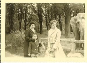 FAMILLE 015 VINCENNES 1960 PAS TROP RASSUREE